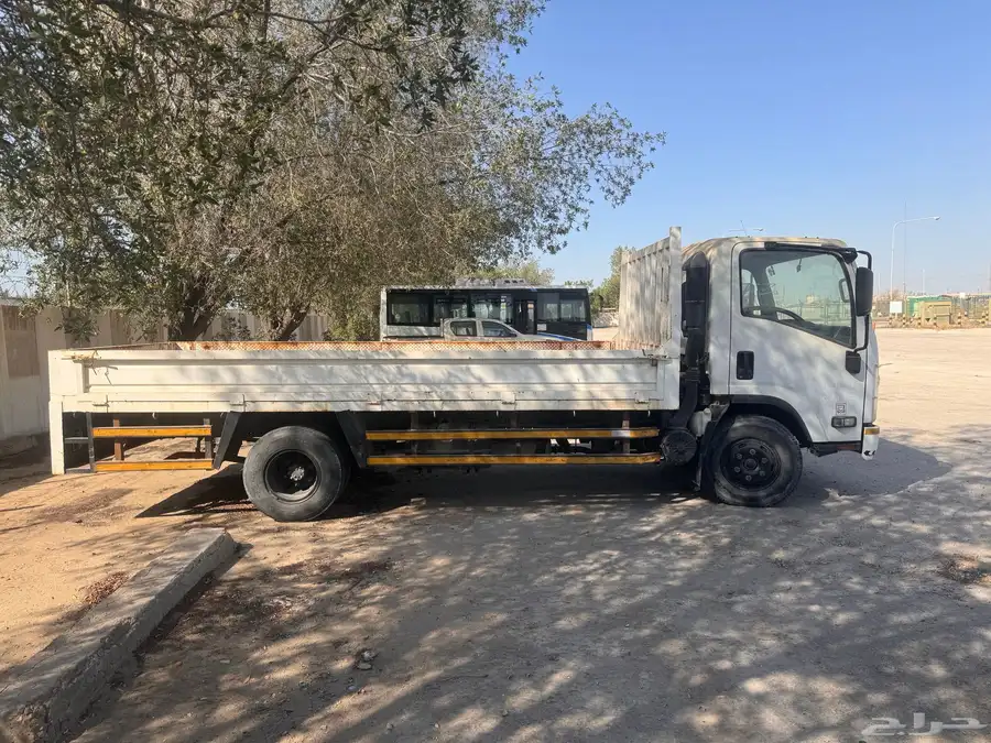 isuzu truck for rent 0