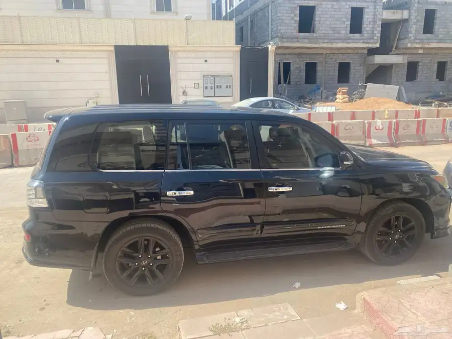 جيب لكزس LX570 أسود 4