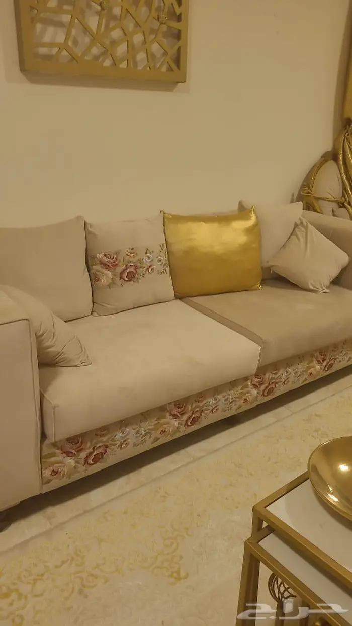 كنب كامل مع طاولات ضيافة وستائر 0