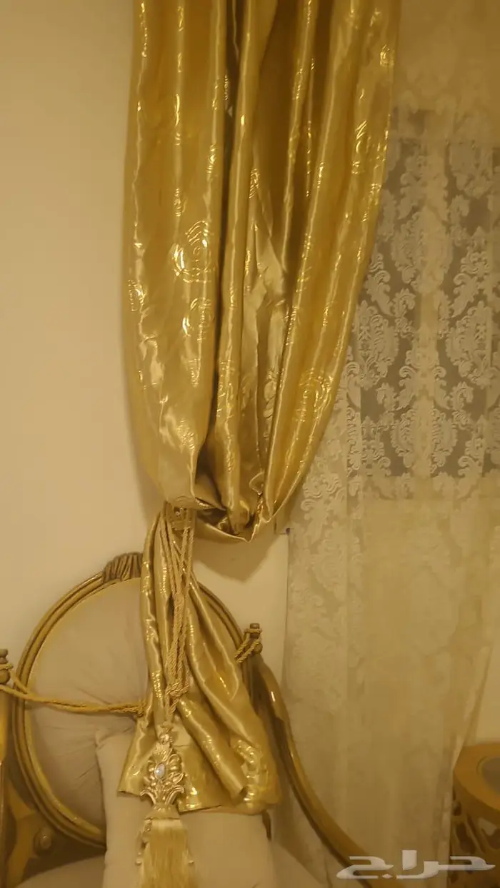 كنب كامل مع طاولات ضيافة وستائر 5
