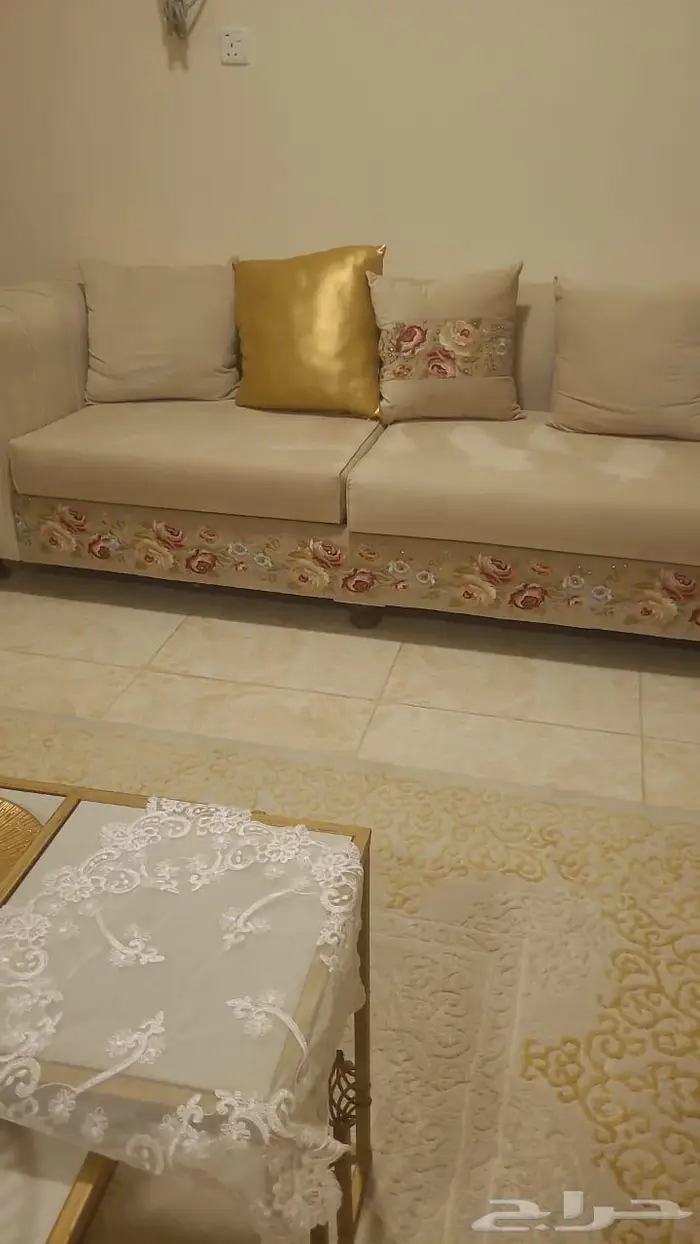 كنب كامل مع طاولات ضيافة وستائر 3