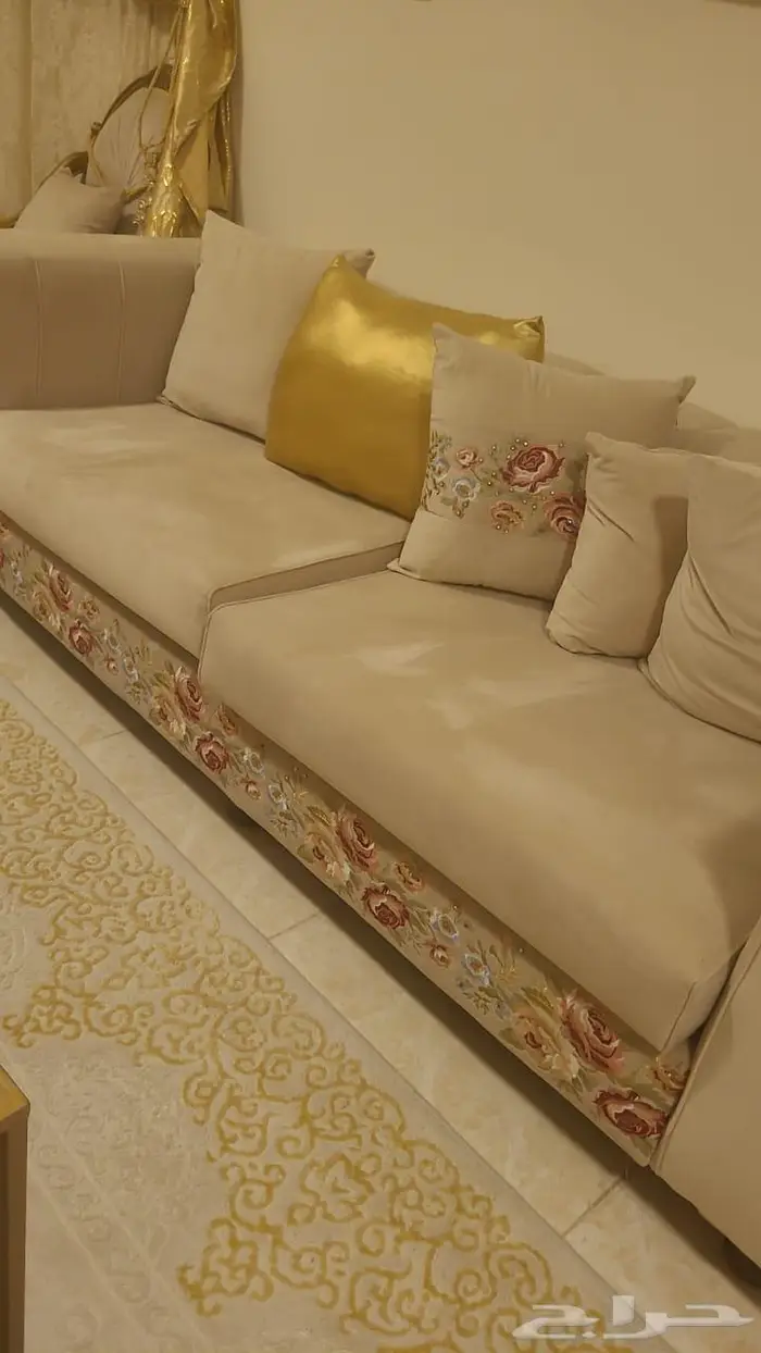 كنب كامل مع طاولات ضيافة وستائر 1
