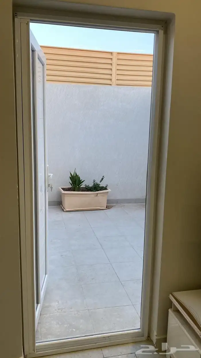 شقه ( استديو ) مع حوش بحي النهضة 4