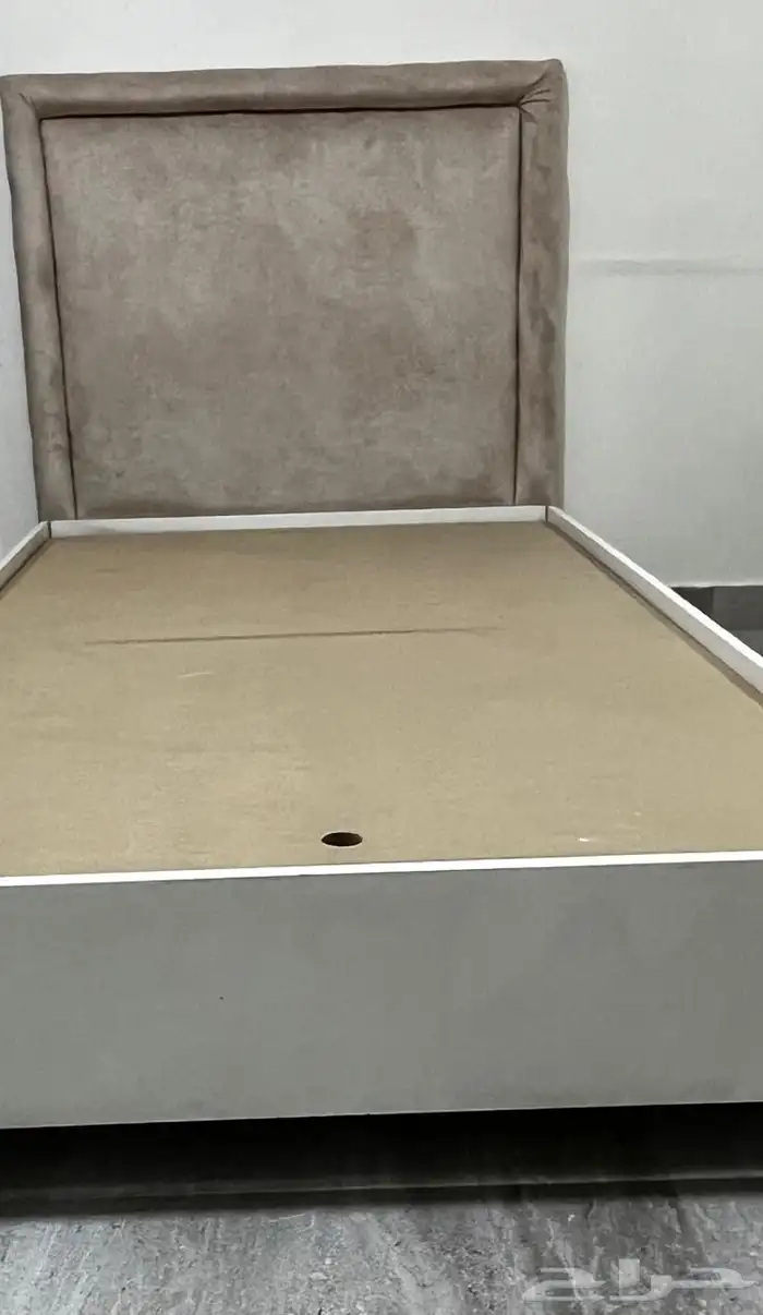 سرير ابيض مخمل 1