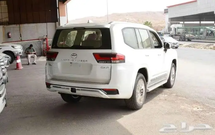تويوتا لاندكرورز 2025 GXR L3 بنزين وديزل بالنقد والتقسيط 3
