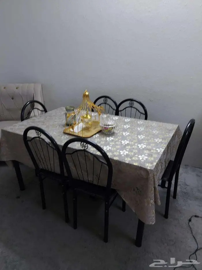 طاولة طعام مع 6 كراسي بحالة ممتازة 0