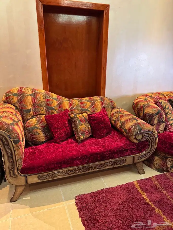 طقم كنب وسجادة وستارة للبيع 4