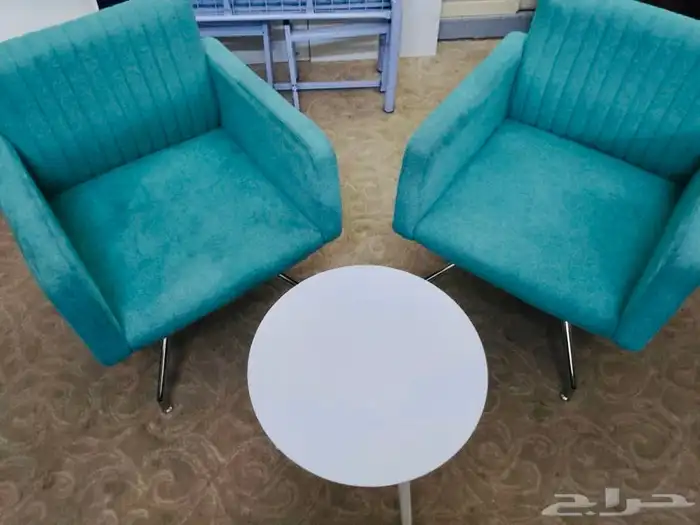 كرسيا مع طاولة صغير مستخدم نظيف 0