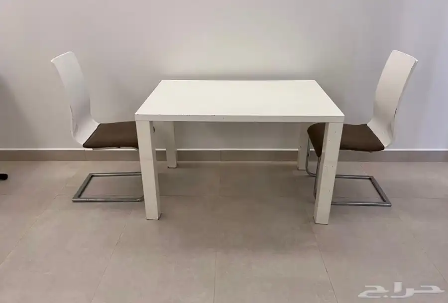 طاولة وكراسي للبيع 0