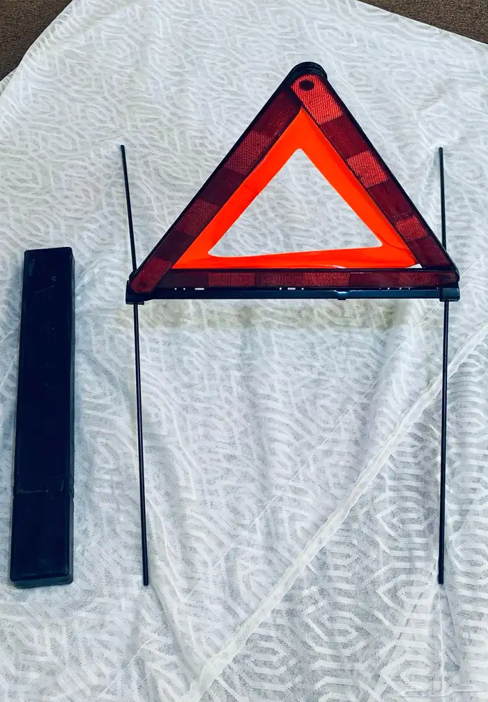 مثلث خطر كيا اصلي مع طفاية سجائر مع شداد للبيع 0