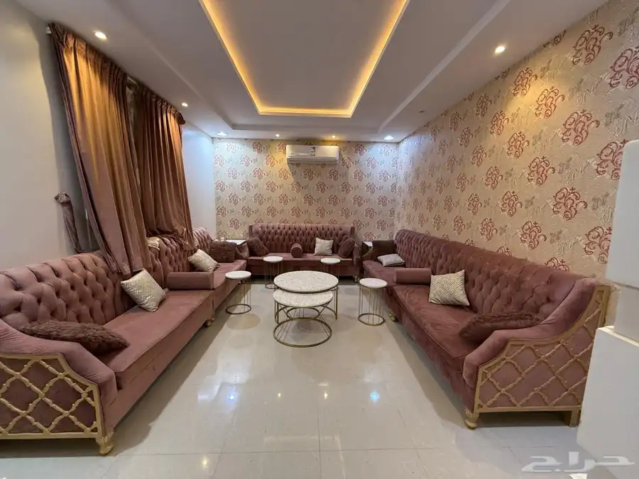 اثاث وثلاجه مع طاوله طعام مع غرف نوم بدون مكيفات 2