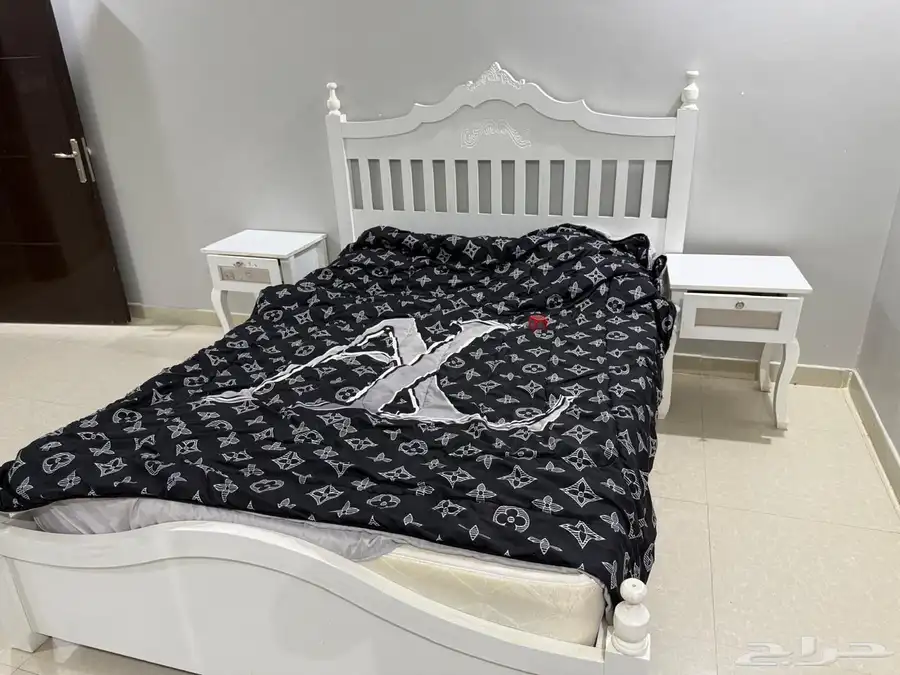 اثاث وثلاجه مع طاوله طعام مع غرف نوم بدون مكيفات 7