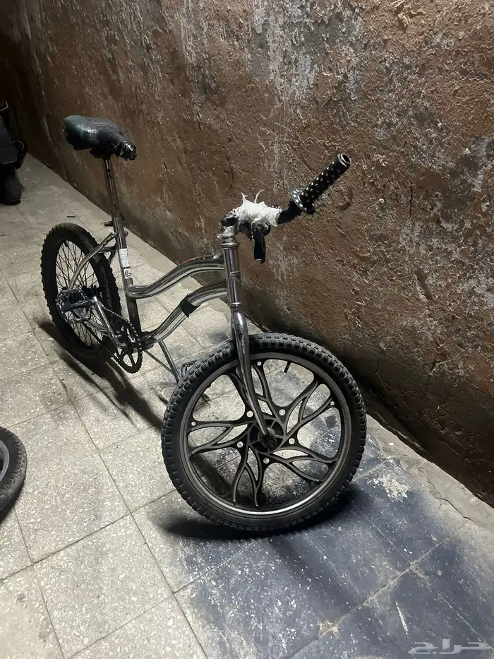 سيكل فراشه مع ثلاثه جنوط اثنين ورا وواحد قدام 3