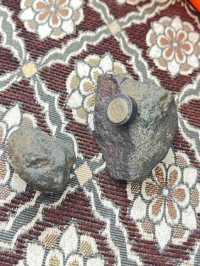 حجر نيزك يجذب المغناطيس 0