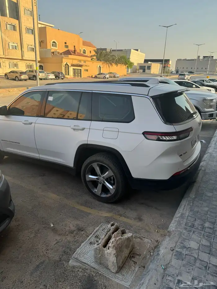 جراند شيروكي أبيض 2021 7 راكب 1