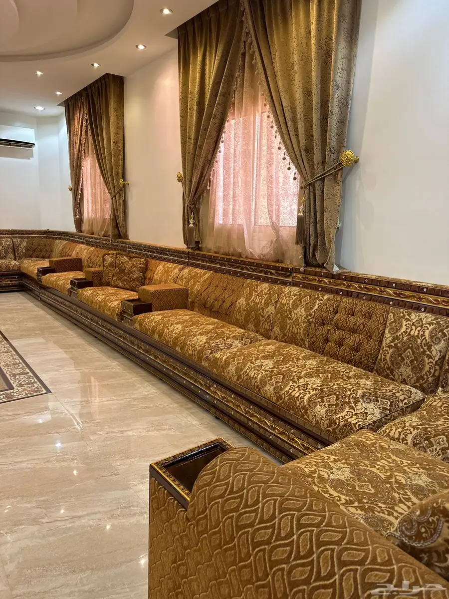 مجلس رجال جديد ونظيف مثل الصوره بالضبط 0