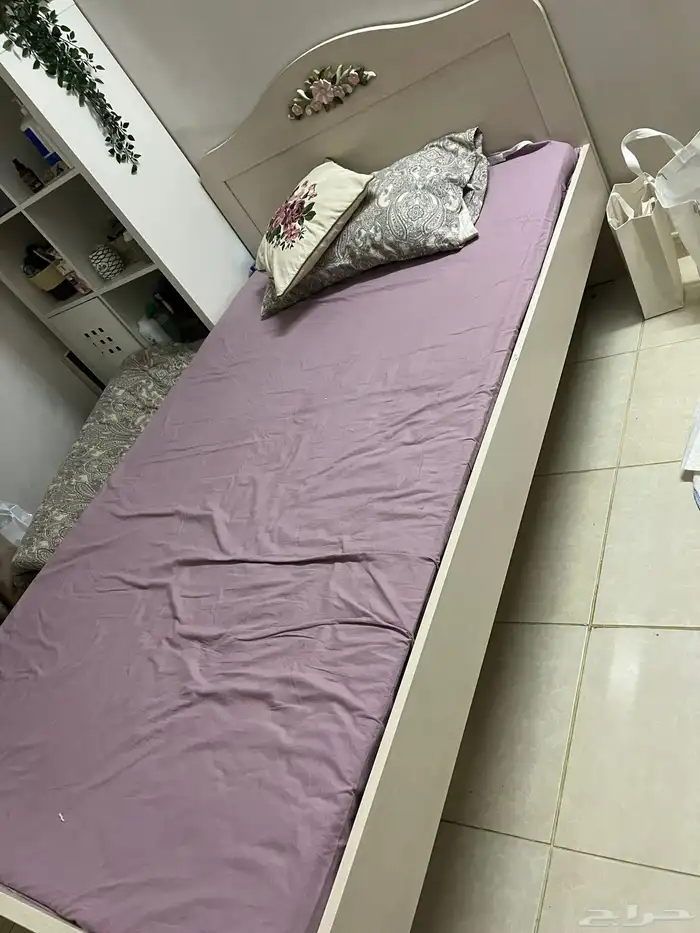 سرير مع مرتبه نظيف 1