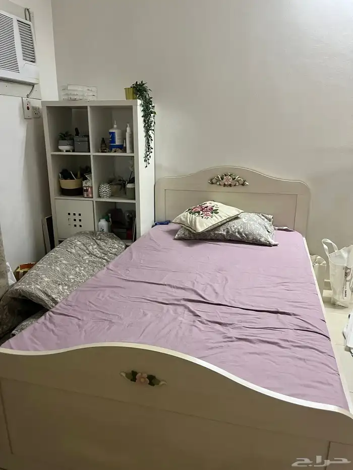 سرير مع مرتبه نظيف 0