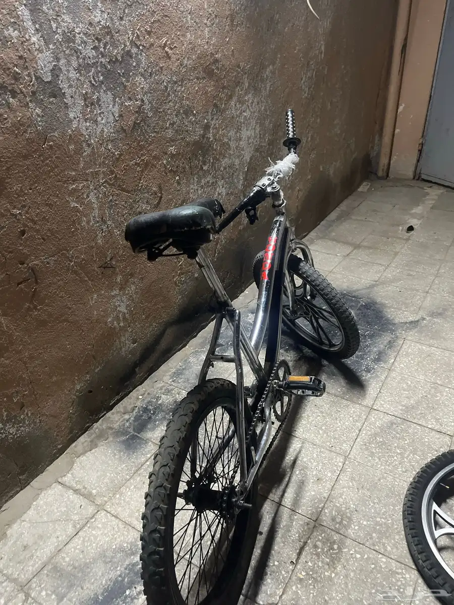 سيكل فراشه مع ثلاثه جنوط اثنين ورا وواحد قدام 2