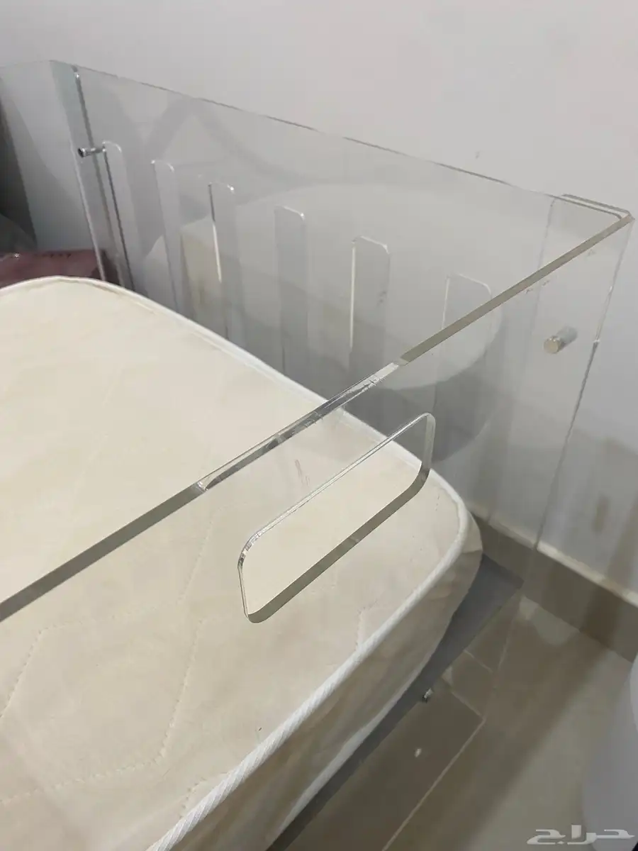 سرير مواليد استقبال اكريلك شبه جديد 0