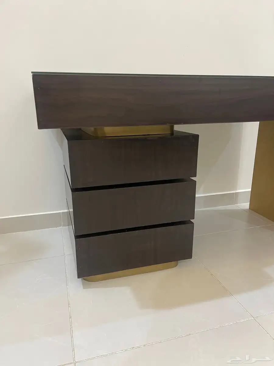 طاولة مكتب 1