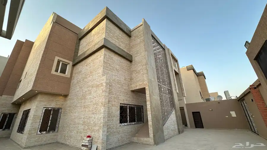 فيلا مع 3 شقق للبيع حي النرجس 1