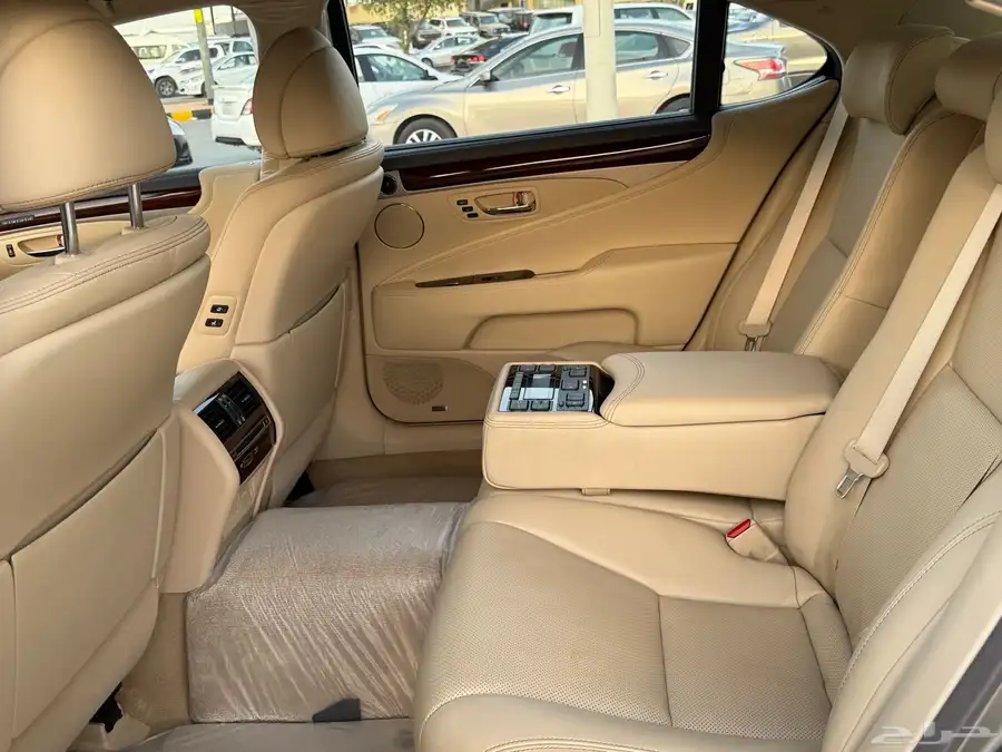 لكزس LS600 H 10
