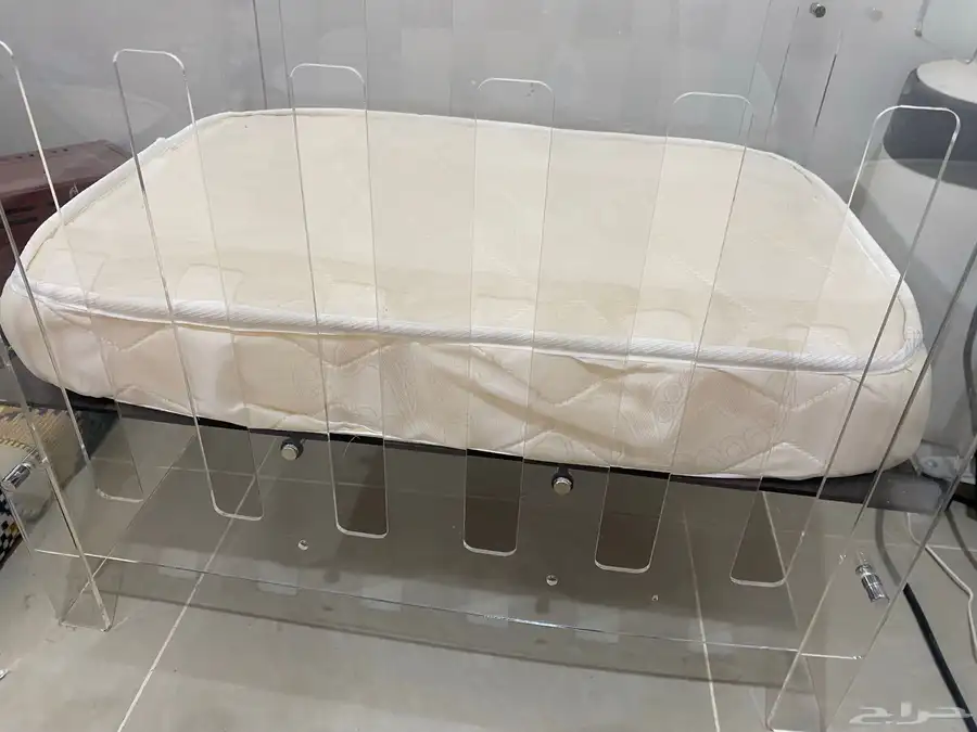 سرير مواليد استقبال اكريلك شبه جديد 1