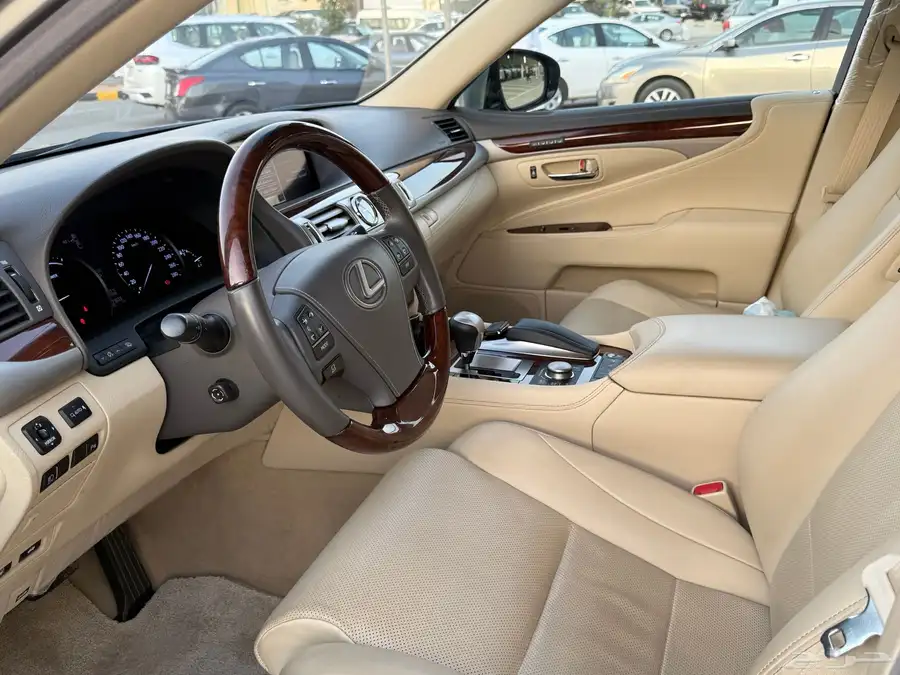 لكزس LS600 H 9