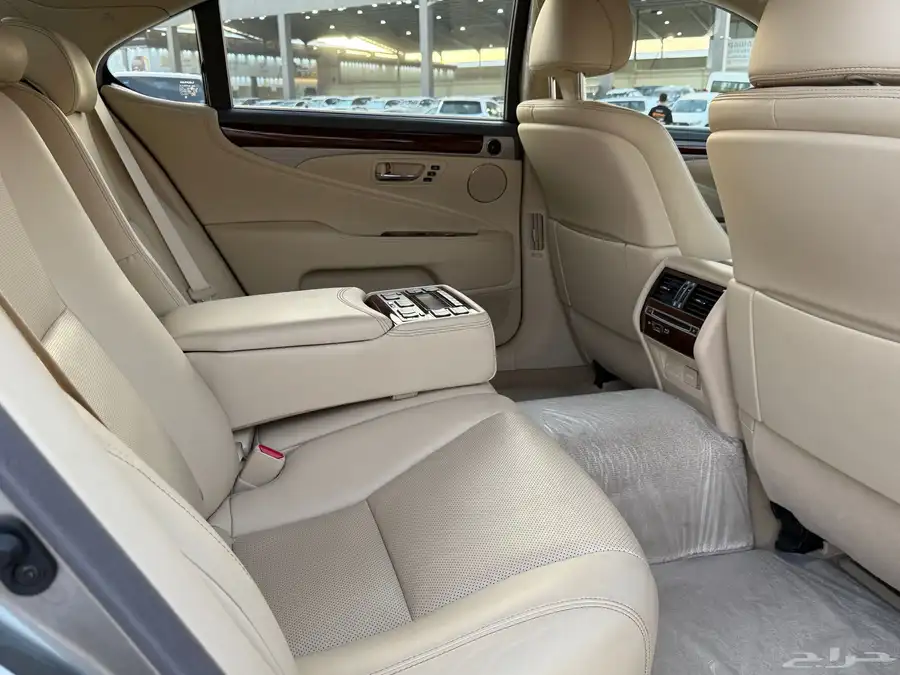 لكزس LS600 H 12