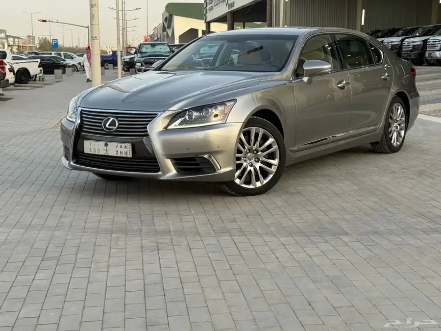 لكزس LS600 H 4