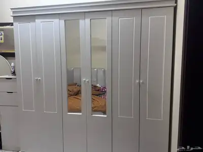 غرفه نوم شبه جديده استخدم بسيط وفي اضاءه في الدولاب والتسر 4