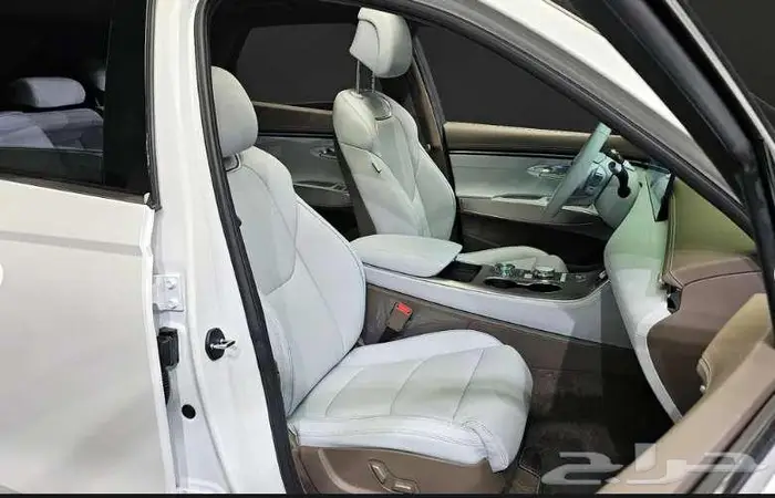 جينيسيس GV70 2025 8