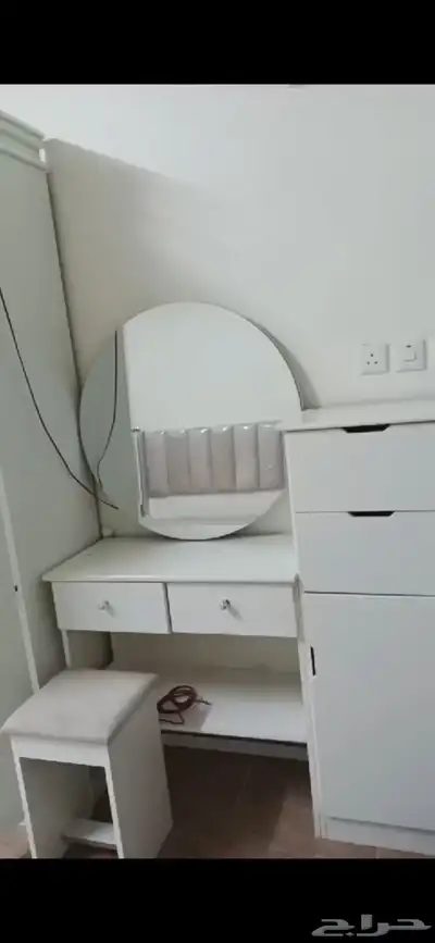 غرفه نوم شبه جديده استخدم بسيط وفي اضاءه في الدولاب والتسر 3