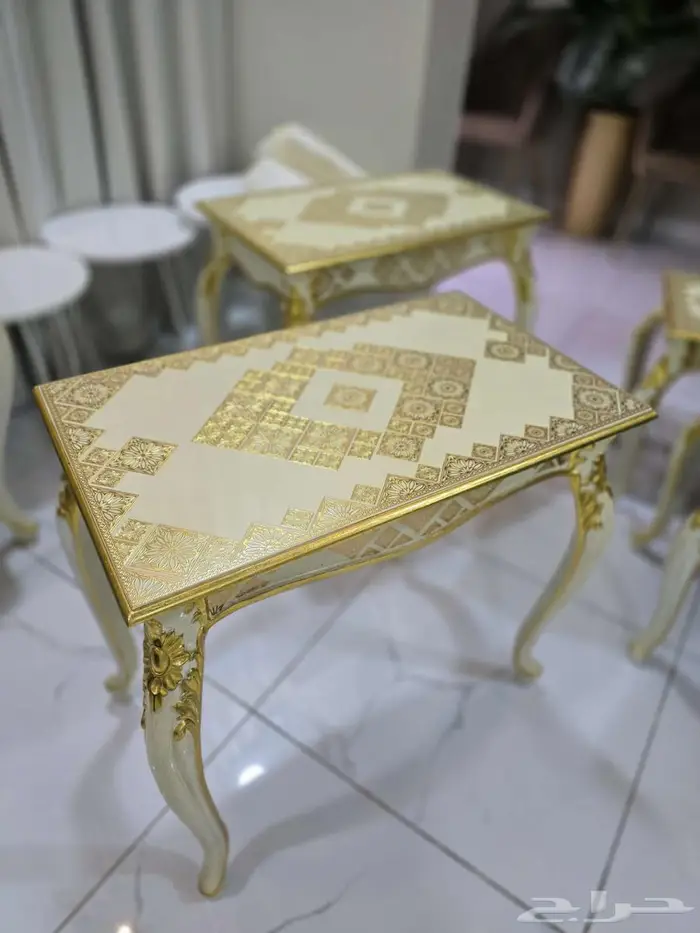 طقم طاولات كلاسيكي عددخمس قطع شيه جديده 0