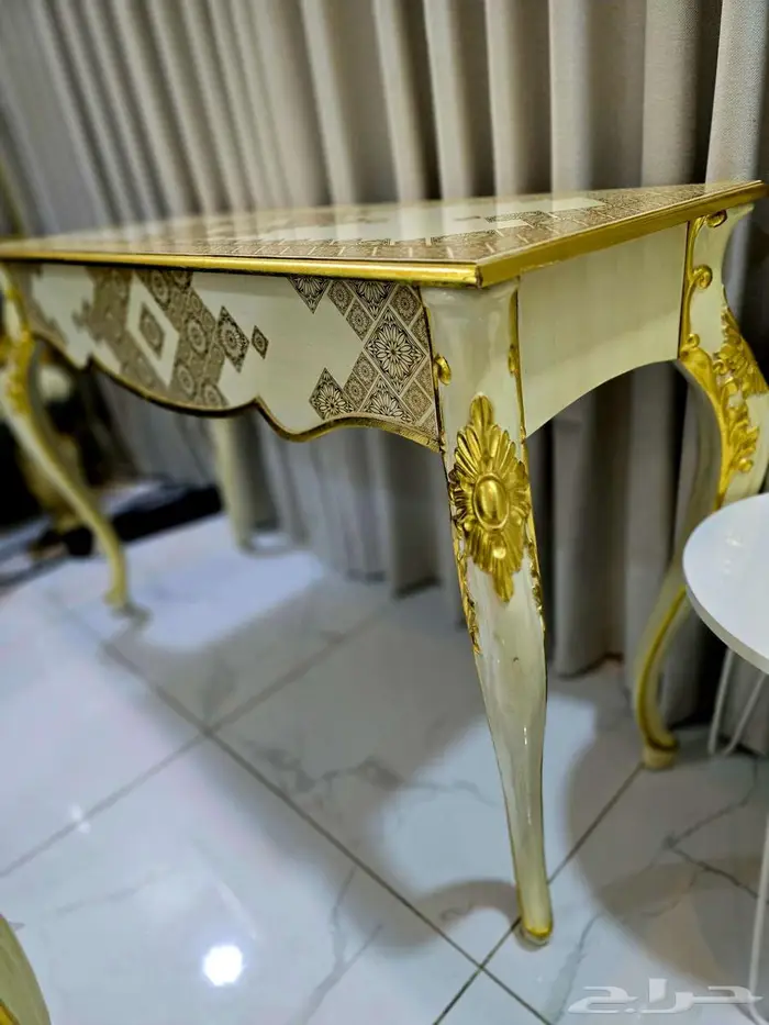 طقم طاولات كلاسيكي عددخمس قطع شيه جديده 4