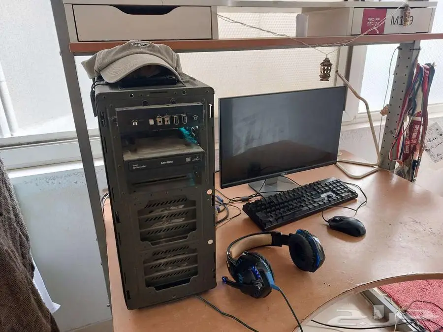 PC Screen mouse keyboard and headphone 1