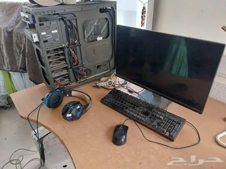 PC Screen mouse keyboard and headphone 0