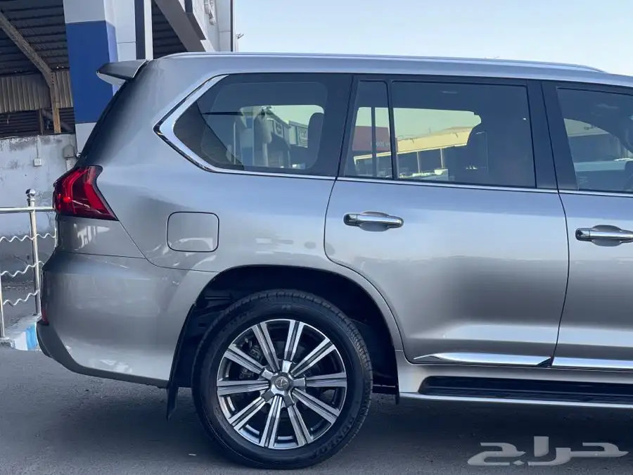 لكزس LX570s 2017 فل كامل 3