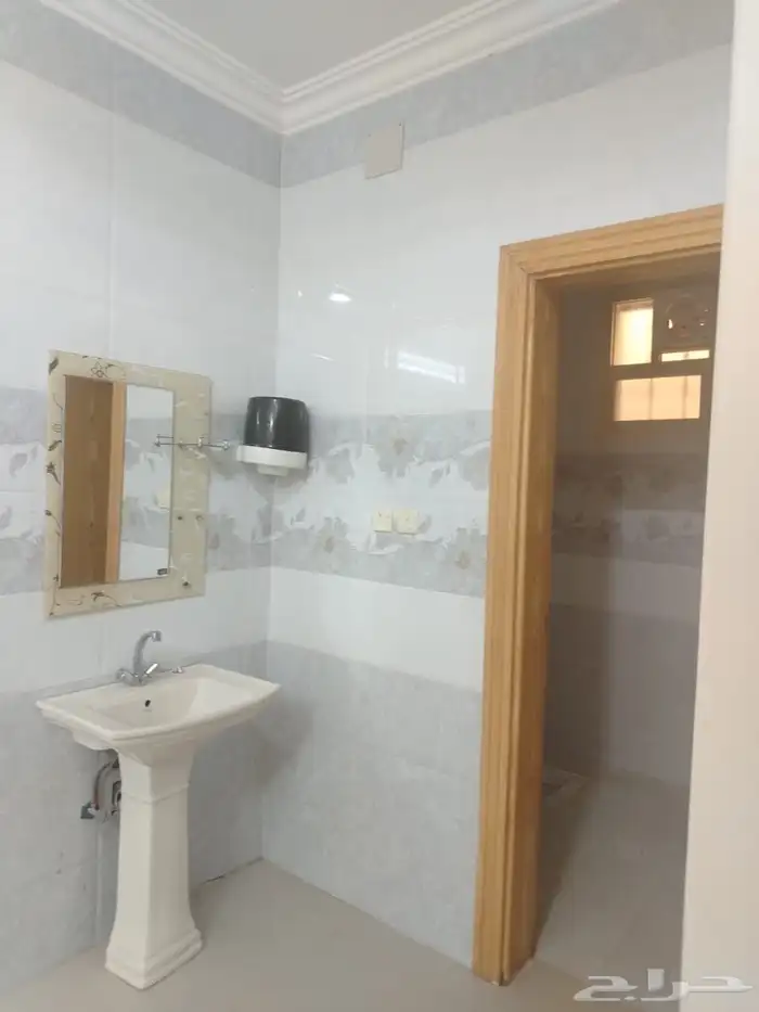 للايجار شقة عوايل علوية بحي الريان 3