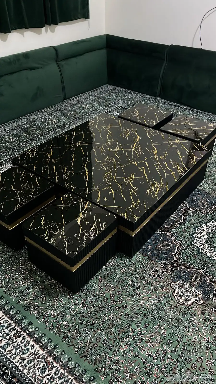 طقم طاولة ارضية مع أربع خدمات  وطاولة شاشه 2