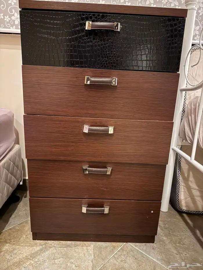 غرفة نوم صناعة تركي بحالة ممتازه خشب صلب وجلد اسود مكونه من 2