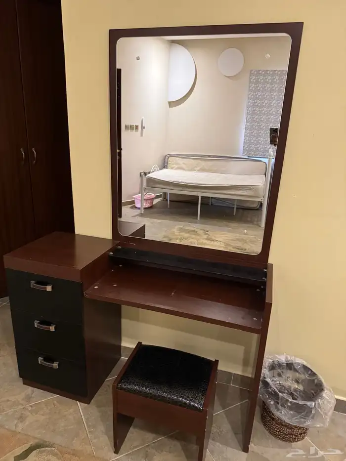 غرفة نوم صناعة تركي بحالة ممتازه خشب صلب وجلد اسود مكونه من 1