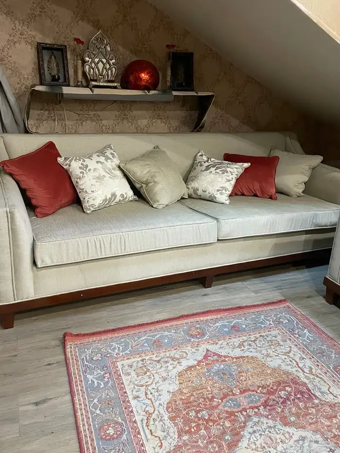 طقم كنب مودرن بحاله ممتازه استعمال بسيط جدا يكفي عشر اشخاص 2