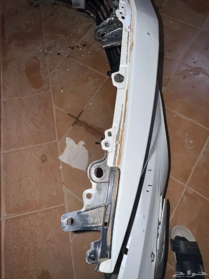 صدام كامري 2023 لون لؤلؤي 9