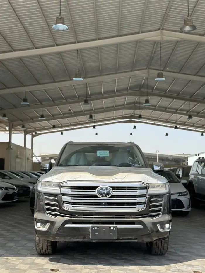 تويوتا لاندكروزر VXR بنزين اسود داخليه بيج موديل 2025 4
