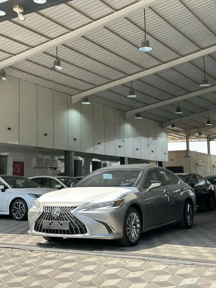 لكزس ES350 فل كامل فئة DD بنزين موديل 2025 3