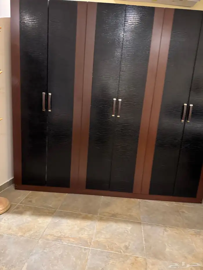 غرفة نوم صناعة تركي بحالة ممتازه خشب صلب وجلد اسود مكونه من 0