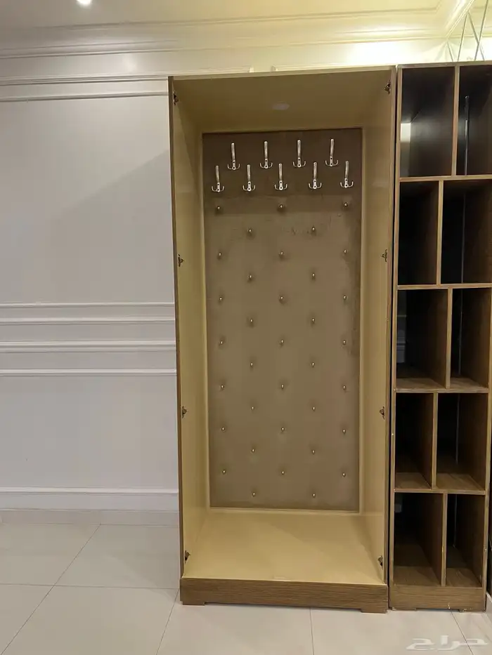 دولاب عبايات مع رفوف 1