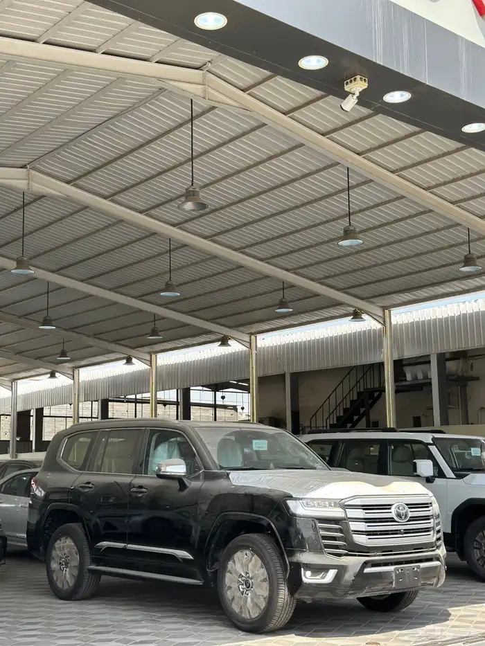 تويوتا لاندكروزر VXR بنزين اسود داخليه بيج موديل 2025 3